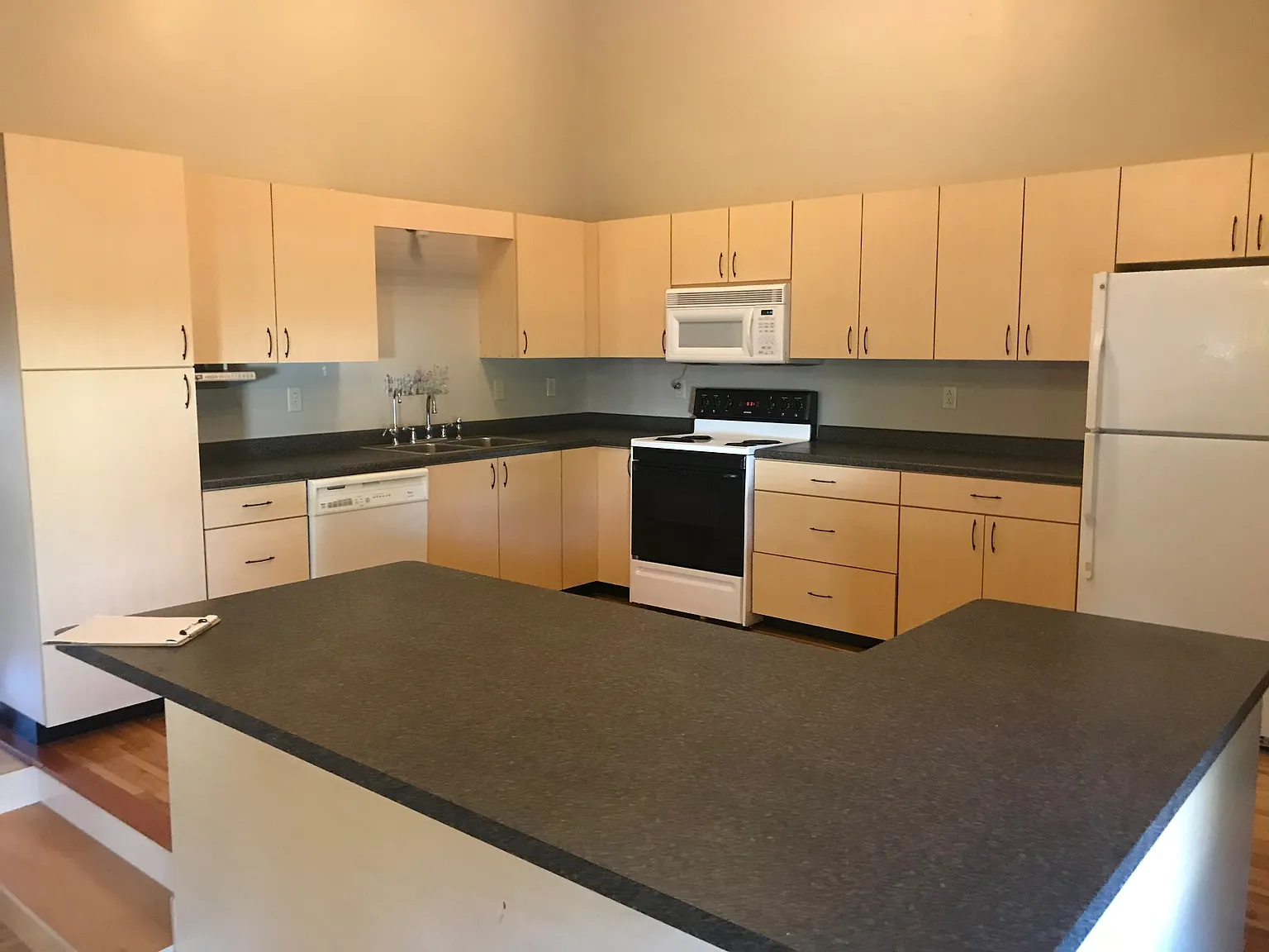 3 bed, 1400 sqft, $1,600 — Photo 1