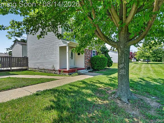 3rd image of 2824 Roundtree Dr