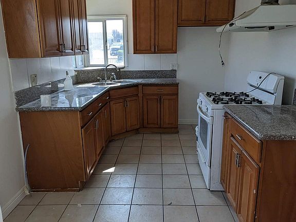 Kitchen & Dining Area