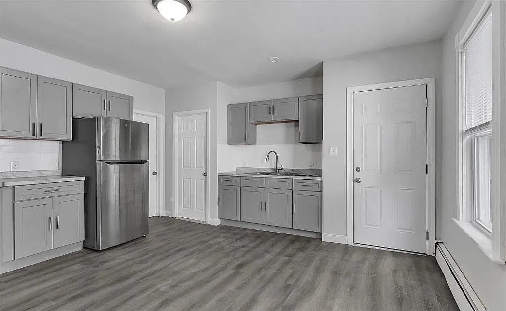 3 bed, 1.0 bath, 1400 sqft, $2,100 — Photo 2