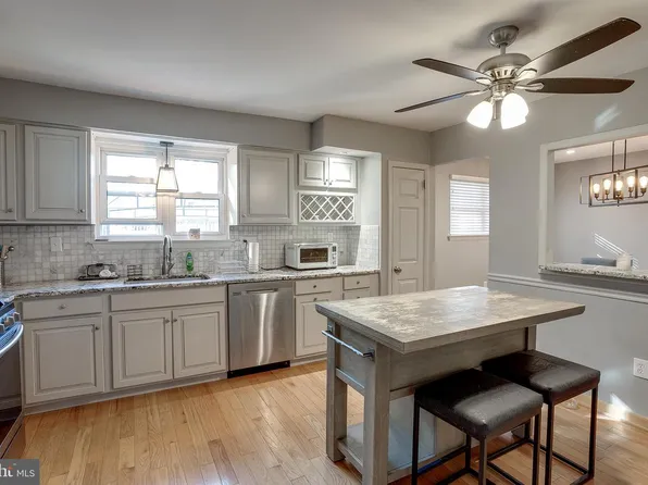 174 Schoolhouse Ln, Mount Laurel, NJ 08054