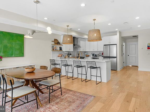 4th image of 439 E Wildey St