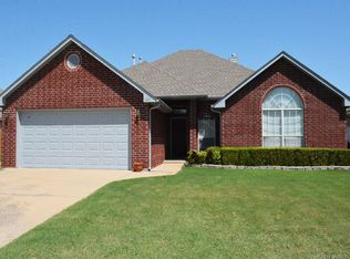 1605 S Narcissus Pl, Broken Arrow, OK 74012
