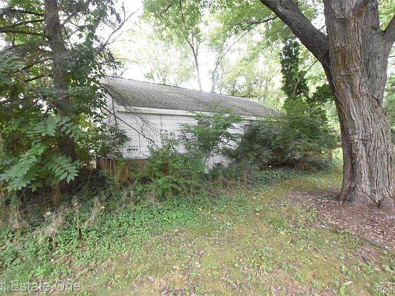 3rd image of 3482 W Maple Rd
