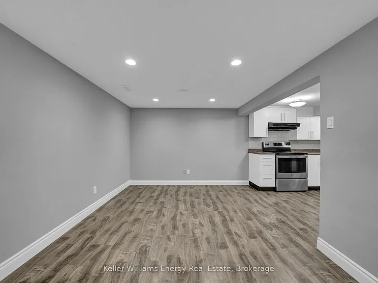 1137 Norman Cres #LOWER — Photo 22