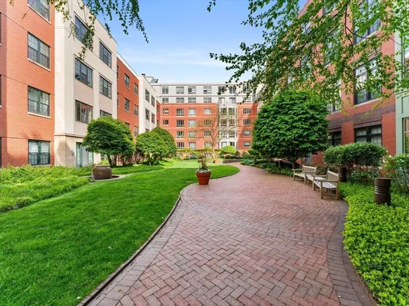 150 Cambridge St Unit 211, Cambridge, MA 02141