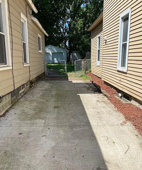 617 Fremont Ave NW — Photo 29