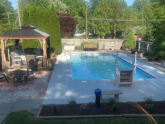 Beautiful pool & gazebo 