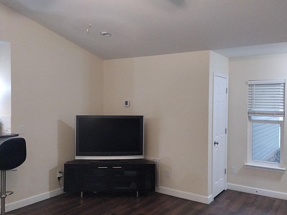 3rd image of 3258 Maplewood Dr