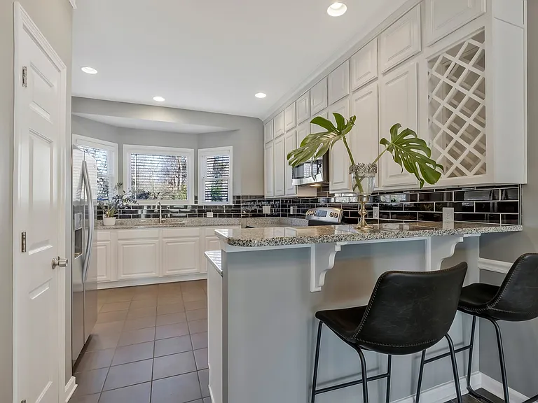 1005 Glendale Ln — Photo 11