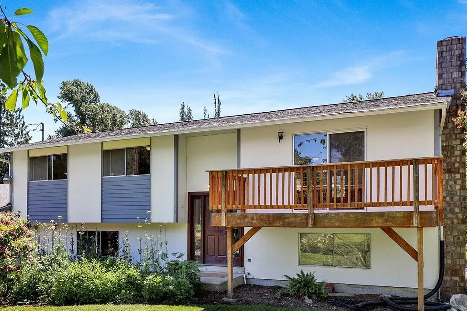 Spacious 4 Bedroom, 2 Bathroom Home — Photo 2