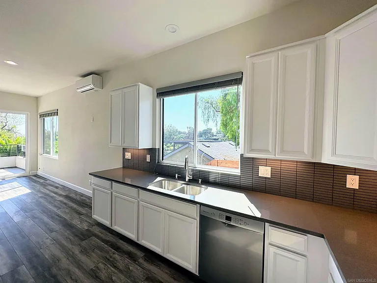 426 Sloane Ave — Photo 9