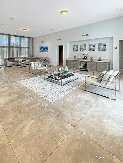 6 bed, 4881 sqft, $20,000 — Photo 3