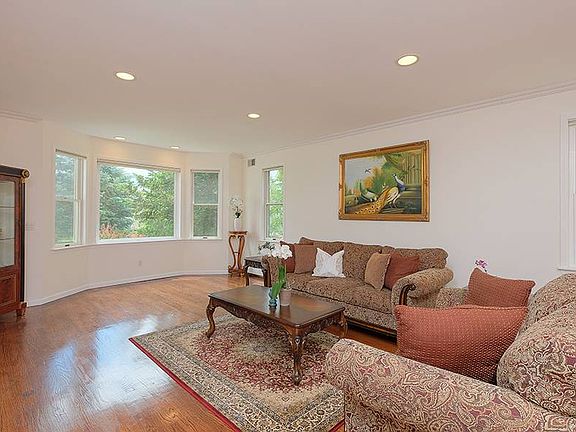 3rd image of 4 Stonington Hts