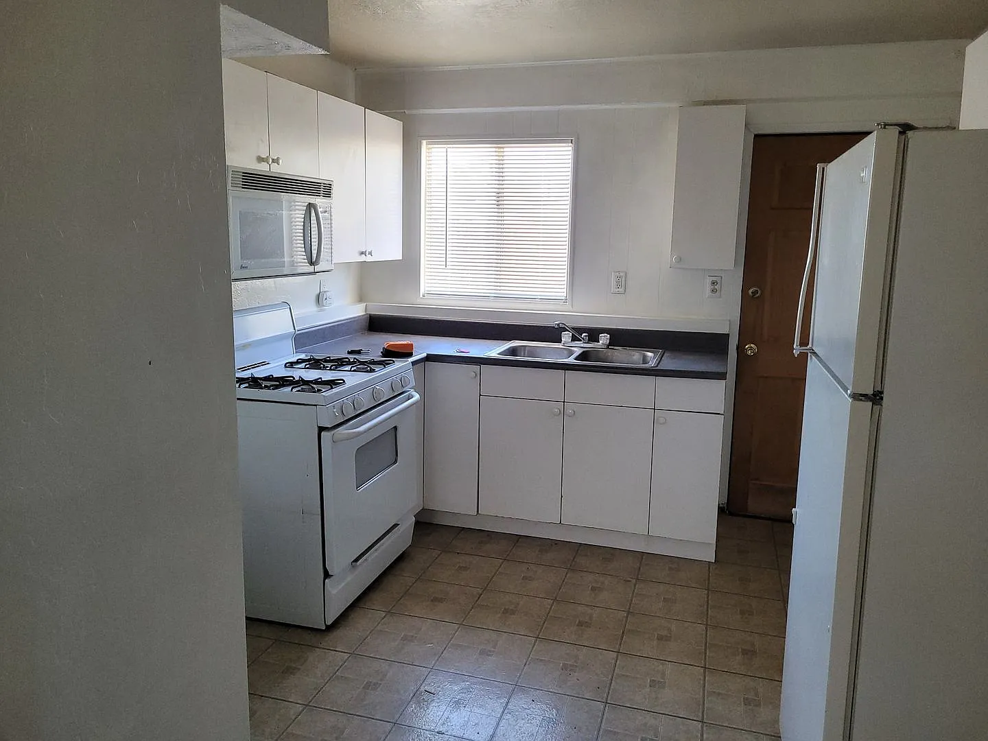 1 bed, 1.0 bath, 400 sqft, $845 — Photo 2