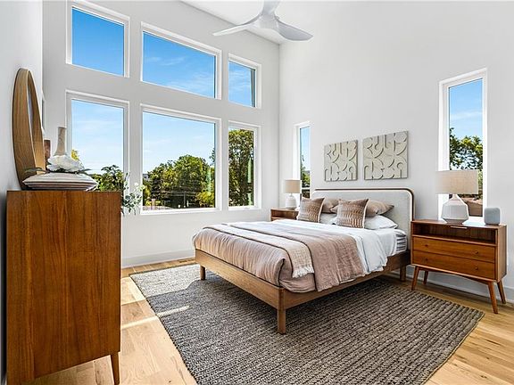 3rd image of 404 Linden Ave NE #25