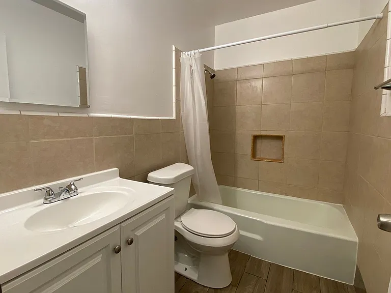 415 Lowther St — Photo 14