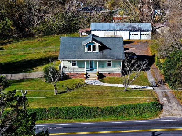 546 S Franklin Rd, Mount Airy, NC 27030