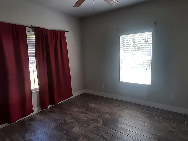 310 W Indiana St — Photo 3