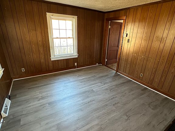 4th image of 195 Triple Oak Cir