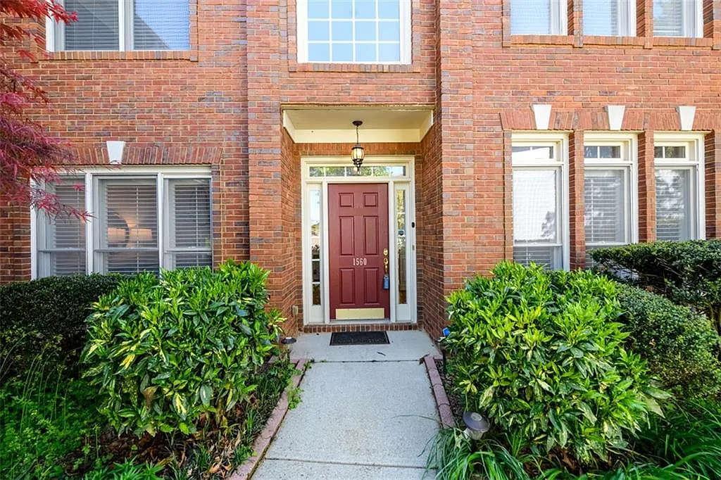 5 bed, 3.0 bath, 2578 sqft, $3,500 — Photo 2
