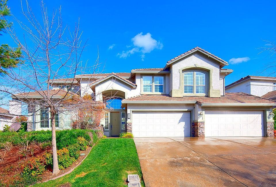 Click on virtual tour for more photos!