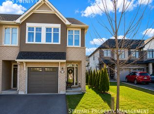 668 Putney Cres, Ottawa, ON K2S 2N7