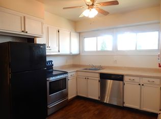 27 Wildflower Rd, Levittown, PA 19057