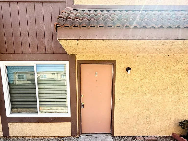728 N D St — Photo 2