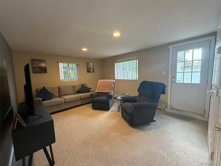 748 Leslie Ln — Photo 12