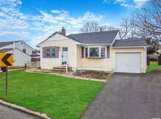 86 Indian Head Rd, Kings Park, NY 11754