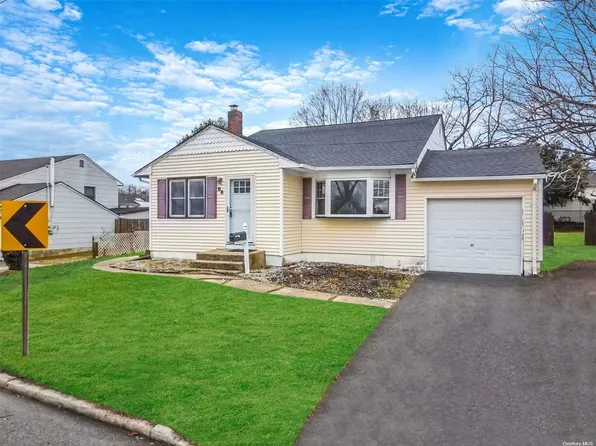 86 Indian Head Road, Kings Park, NY 11754