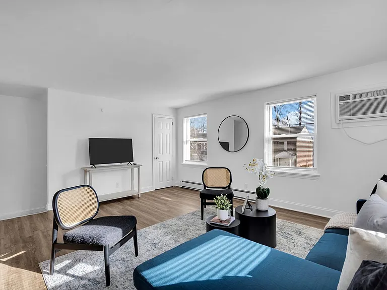 Maple Court Apartments — Photo 37