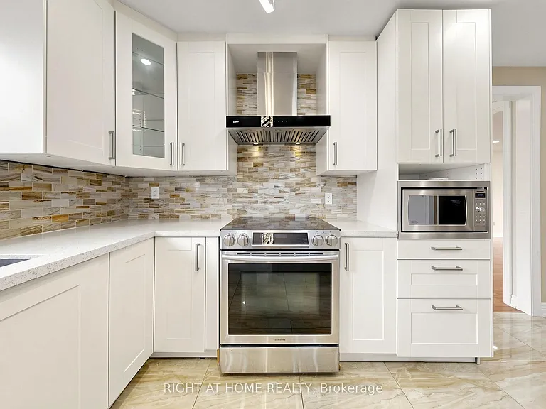 86 Howlett Ave — Photo 20