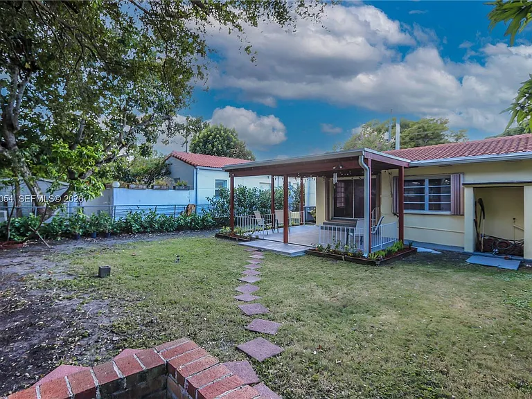 1015 Cortez St — Photo 40
