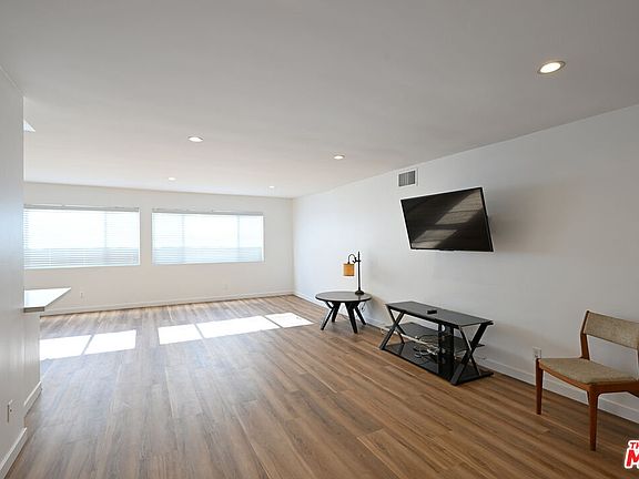 4th image of 136 S Palm Dr APT 204