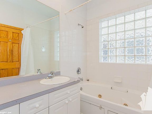4th image of 2715 N Wayne Ave #1622
