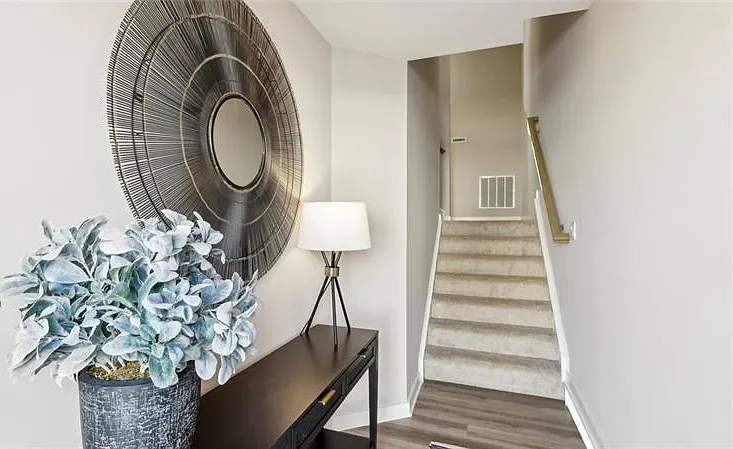 3 bed, 2.5 bath, 2208 sqft, $2,800 — Photo 2
