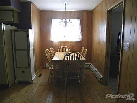 Spacious Family Dining