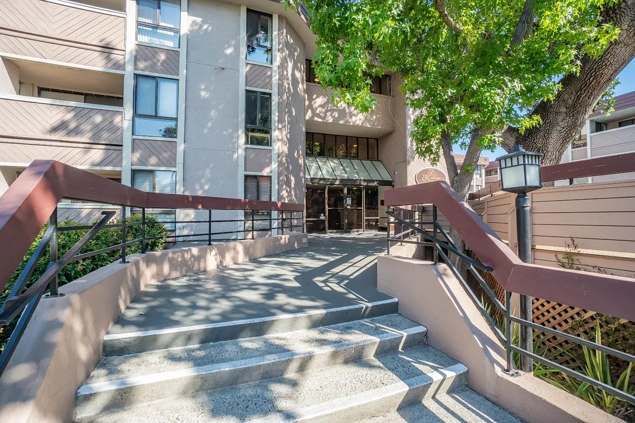 2 bed, 1276 sqft, $4,700 — Photo 1