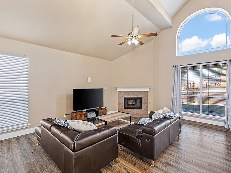 1464 Summerhill Dr — Photo 16