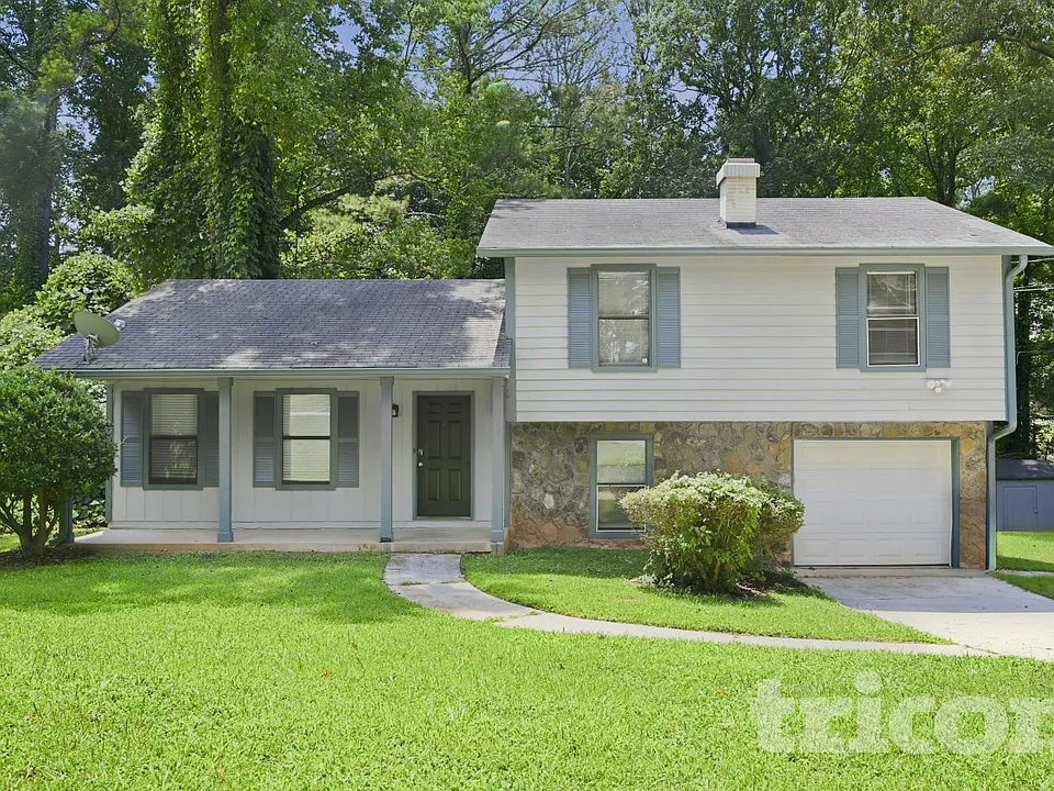 3341 Goldenchain Dr