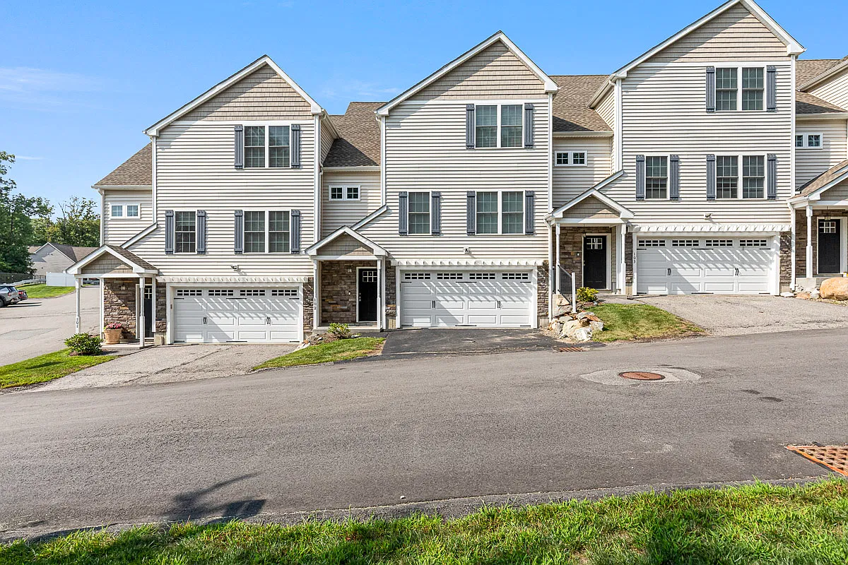 3 bed, 2.5 bath, 2764 sqft, $3,600 — Photo 1