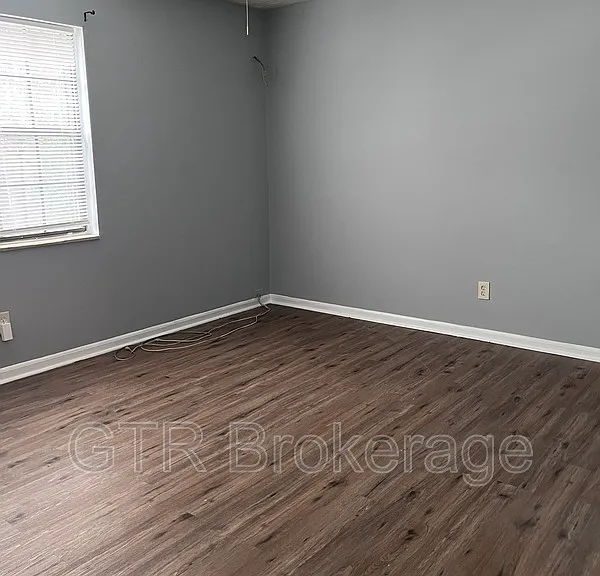 2584 Stratford Ln — Photo 12