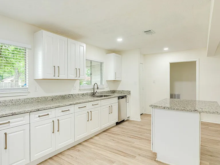408 Gardenia St — Photo 6