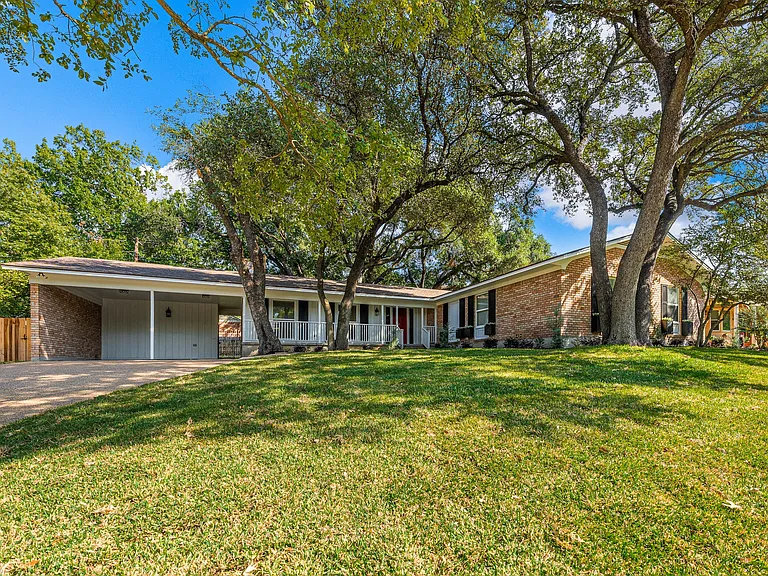 29011 Woodland Dr — Photo 1