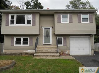 900 Diane Ct, Woodbridge, NJ 07095