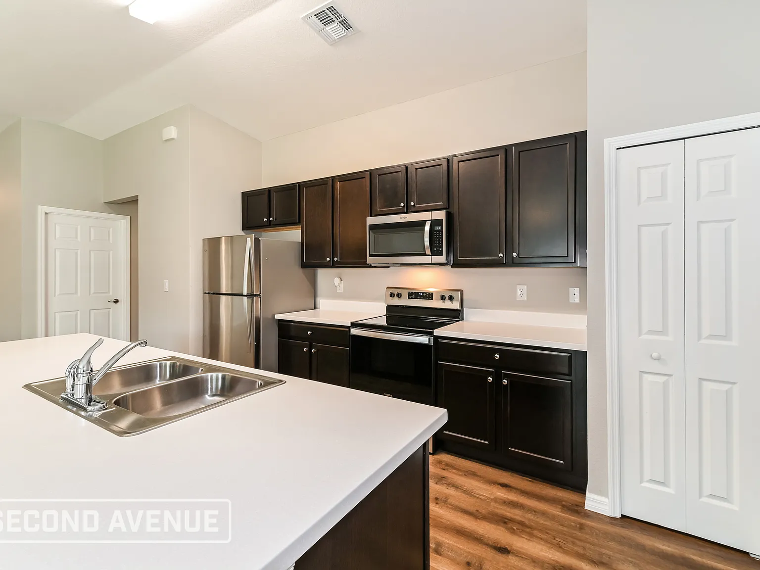 4 bed, 2.0 bath, 1833 sqft, $1,825 — Photo 4
