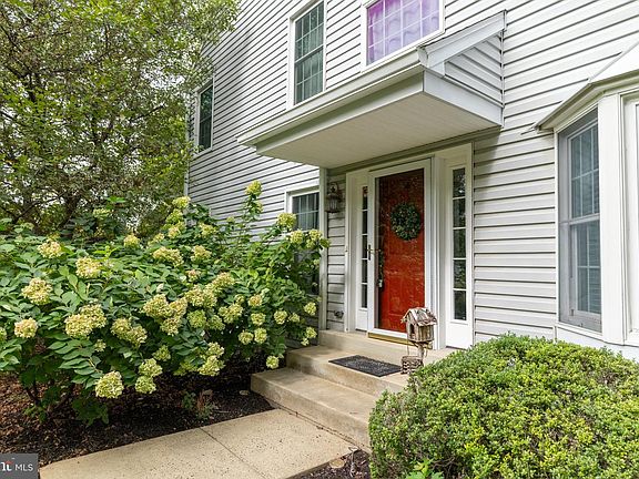 5th image of 310 Newport Pl