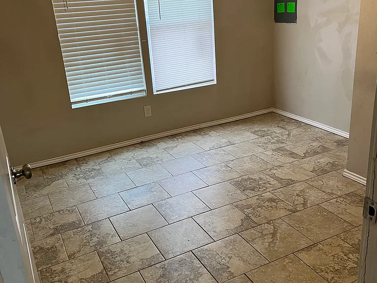6215 N Victor Ave — Photo 10